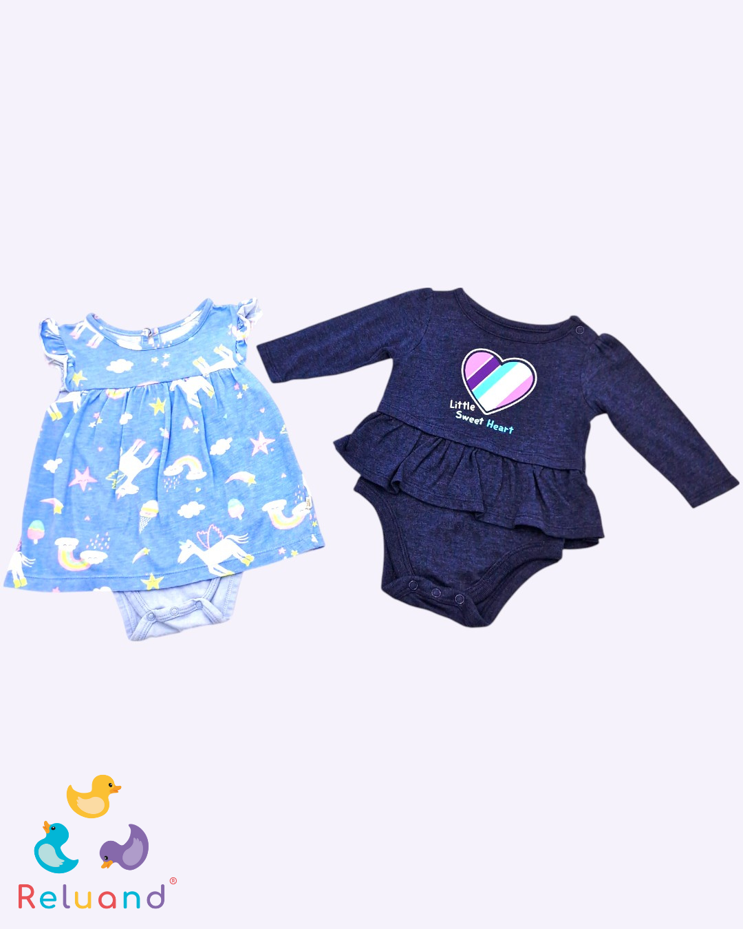 Set bodies en vestido X2: azul celeste con unicornios y azul oscuro con corazón, Talla 0 a 3 meses.