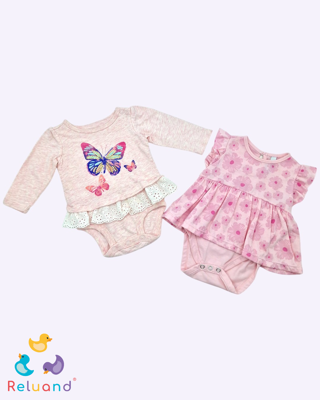 Set bodies en vestido X2: rosados con diseños de mariposa y flores,Talla 0 a 3 meses.