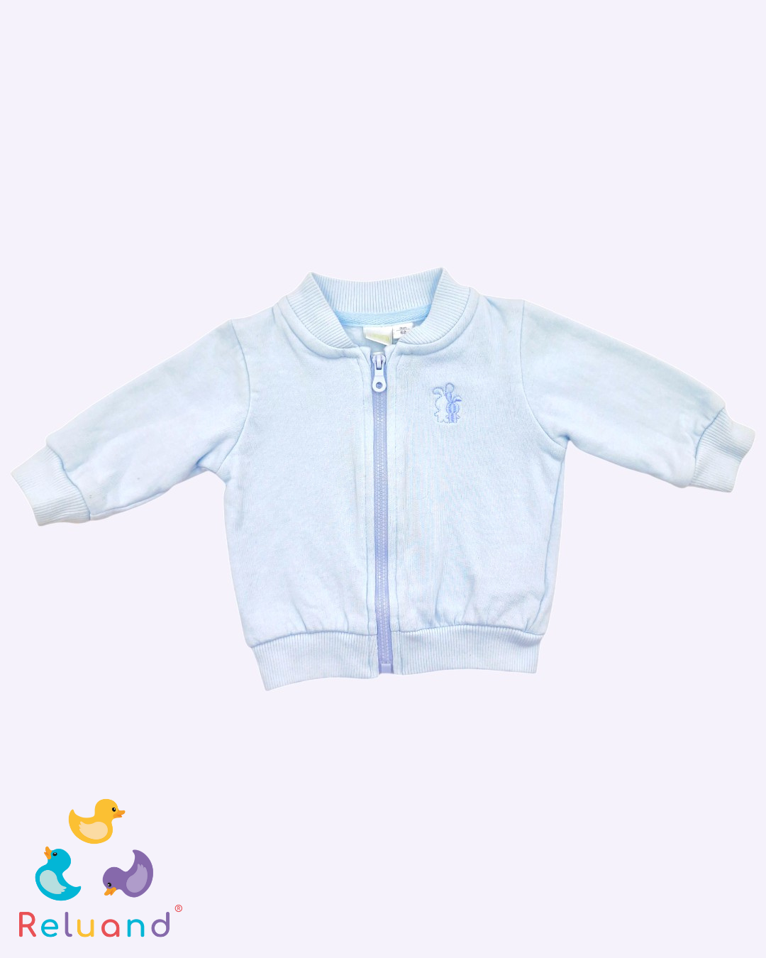 Saco azul celeste con conejito bordado, Marca iDO, Talla 3 meses.