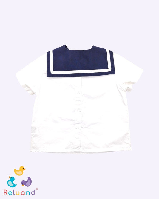 Blusa blanca con babero de marinero, y ancla estampada, marca Cozy Pixies, talla 2 y 3T.