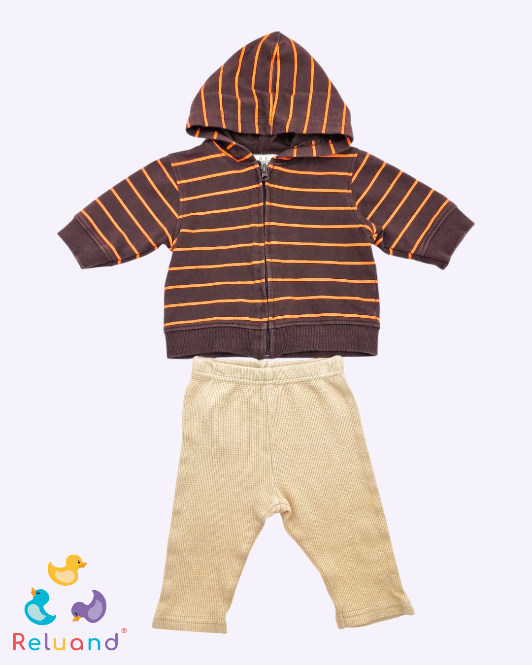 Conjunto de saco con capota en color café con rayas naranjas y pantalón beige, Talla 0 a 3 meses.