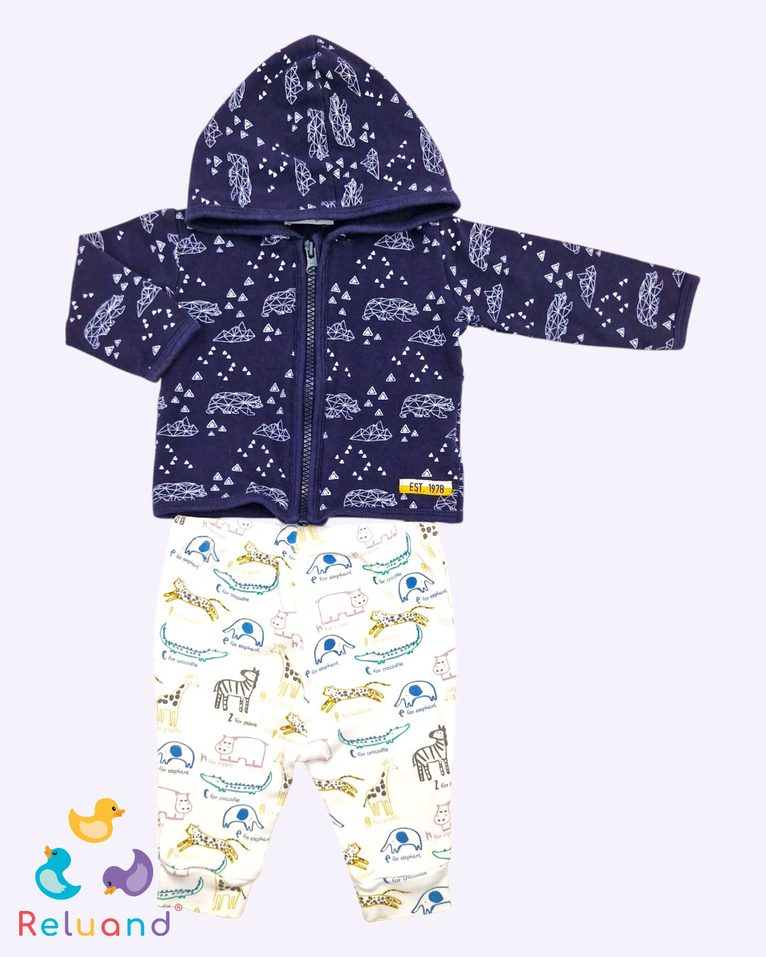 Conjunto de saco con grabados en blanco y capota, pantalón blanco con animales, Talla 0 a 3 meses.