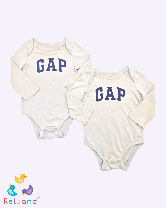 Body manga larga en color beige grisáceo, Marca Gap, Talla 6 a 12 meses.