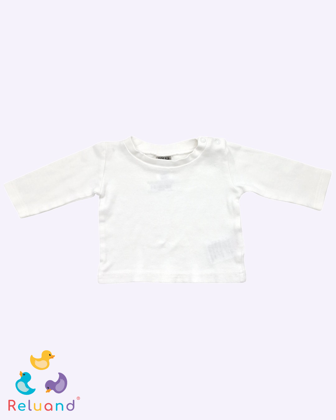 Conjunto de overol en jean con orejitas en el bolsillo frontal y camisilla manga larga en color blanco, Talla 3 meses.