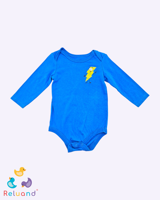Conjunto body manga larga en color azul con estampado de rayo amarillo marca George y overol en algodón color gris con bordado de nube en color blanco marca Carter´s, talla 12 a 18 meses.