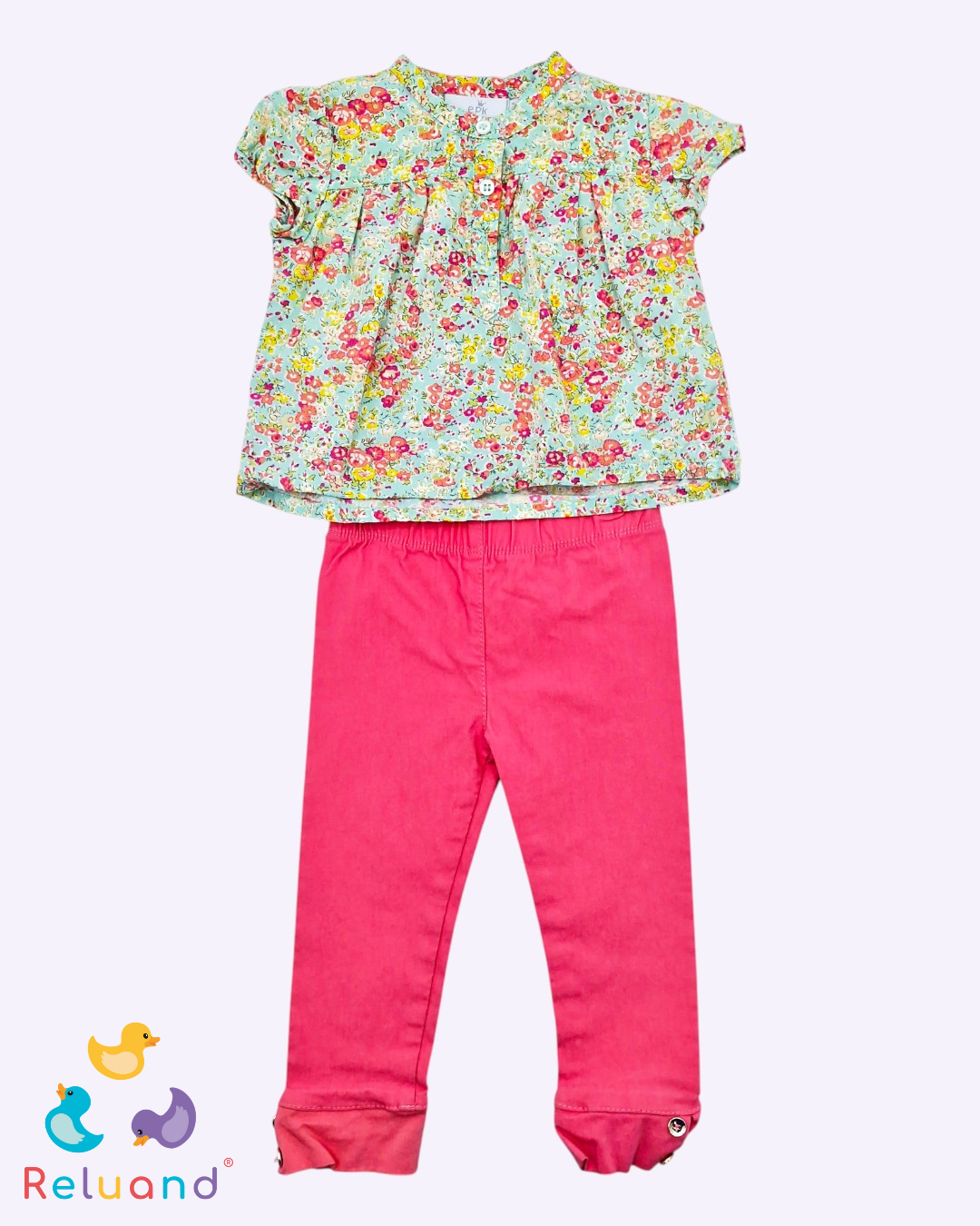 Conjunto blusa verde menta en floral, pantalón elástico rosado con botones dolados en los laterales de la bota, Talla 6 meses.