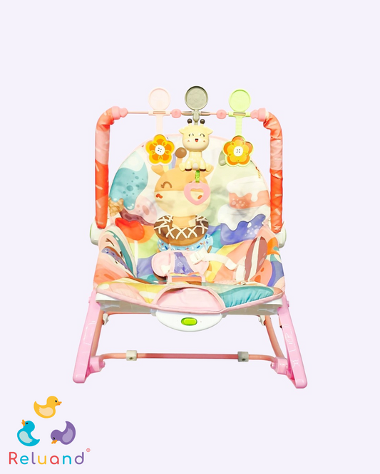 Silla mecedora color rosa con detalles en colores pastel y sublimado de jirafa, es musical y trae accesorios de estimulación.