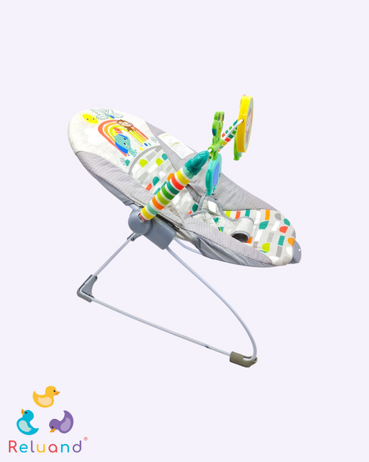 Silla vibradora y mecedora color gris con detalles en colores, incluye accesorios de estimulación, se muestra foto de referencia.