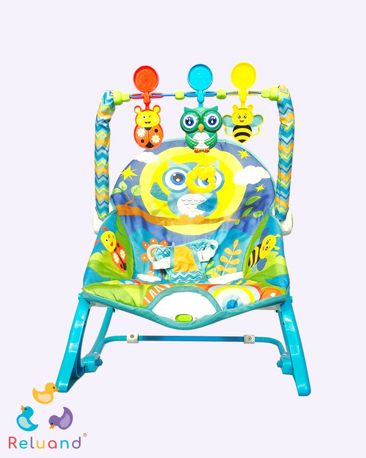 Silla mecedora color azul agua marina con detalles en verde y sublimado de búho, es musical y trae accesorios de estimulación, Marca Moody.