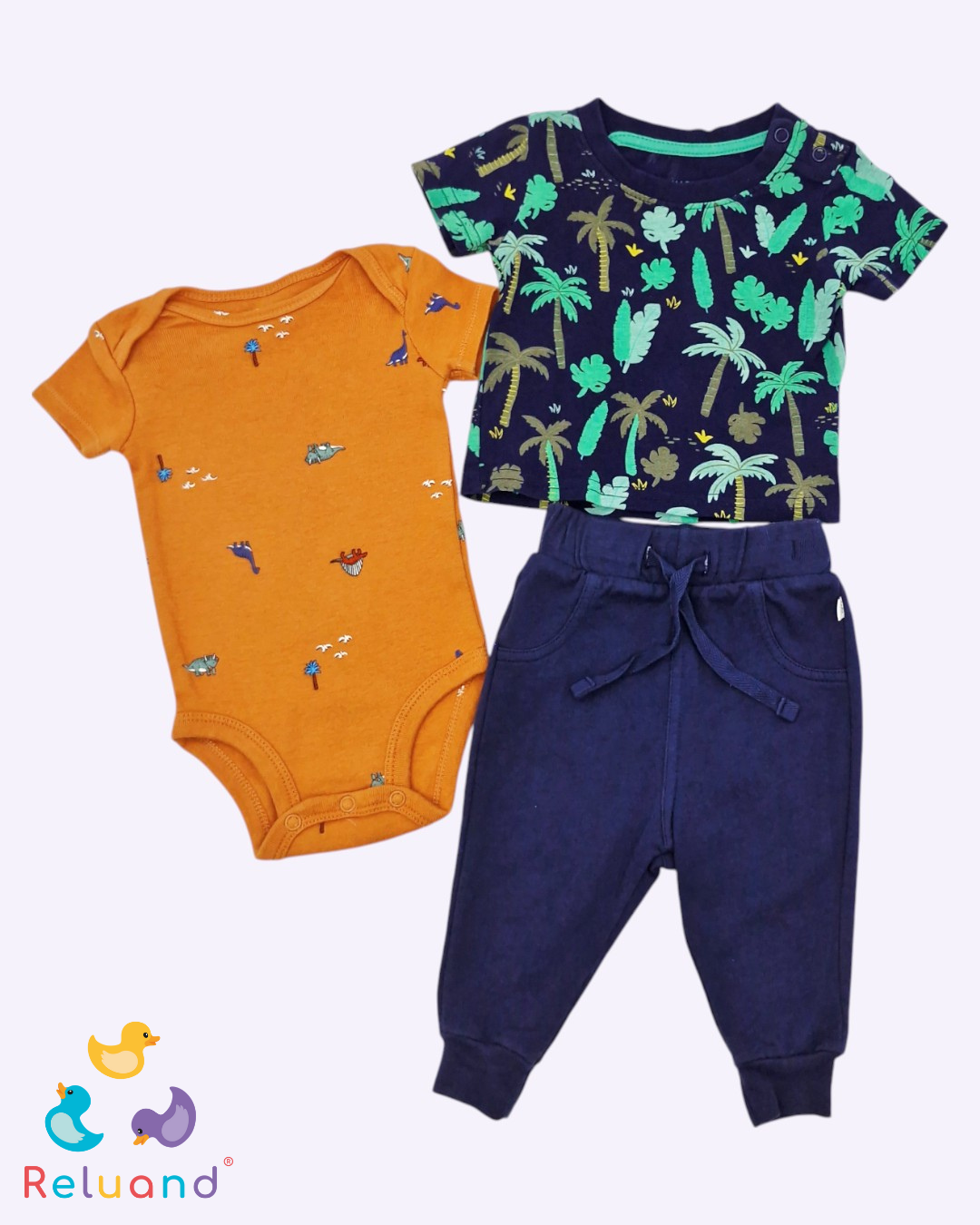 Conjunto X3 prendas; pantalón azul oscuro, camisilla con estamapado de palmas y body color cobre con dinosaurios, Talla 0 a 3 meses.