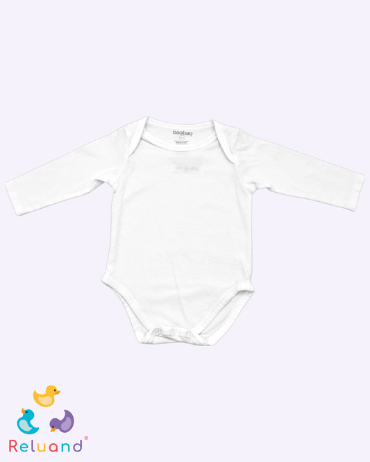 Conjunto body blanco y chaleco en saco rojo con grabados azul oscuro y capota, Talla 0 a 3 meses.