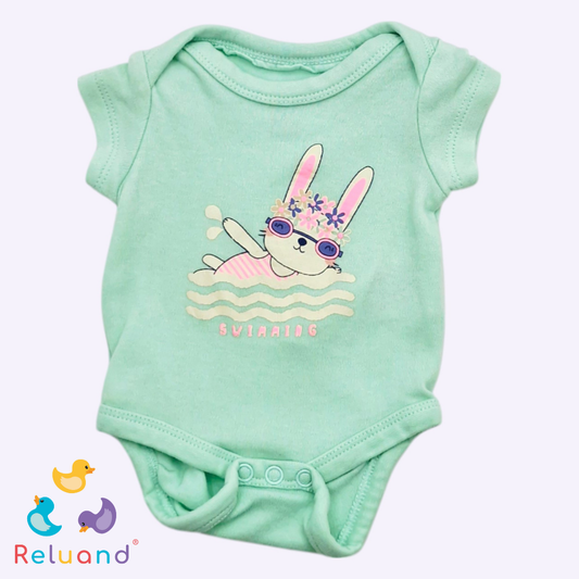 Conjunto pantalón rosado y body verde en manga sisa con figura de conejo, Marca So Cute, Talla 0 meses.