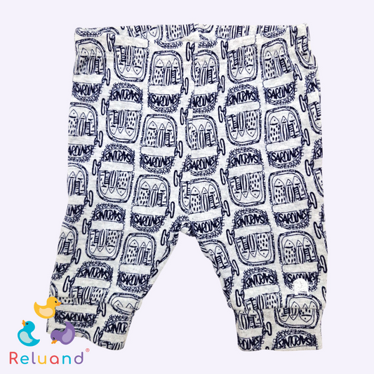 Conjunto pantalón blanco con grabados azul y saco con capota café con azul oscuro, Marca Gerben, Talla NB.