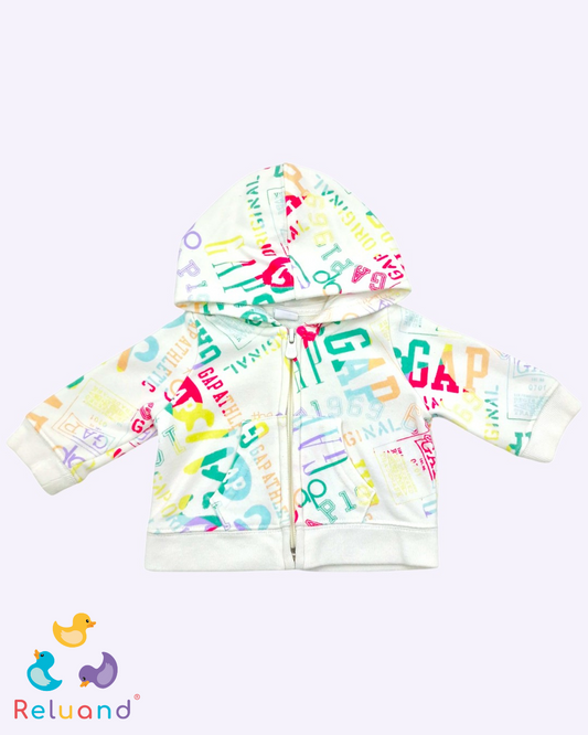 Saco blanco con letras en colores y capota, Marca Baby Gap, Talla 0 a 3 meses.