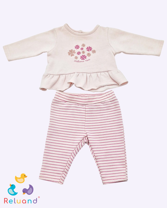 Conjunto pantalón rosa con rayas oscuras y buso rosa con detalles florales, Marca URB Baby Collection, Talla 0 a 3 meses.