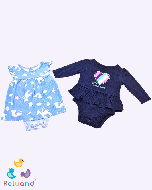Set bodies en vestido X2: azul celeste con unicornios y azul oscuro con corazón, Talla 0 a 3 meses.