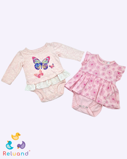 Set bodies en vestido X2: rosados con diseños de mariposa y flores,Talla 0 a 3 meses.