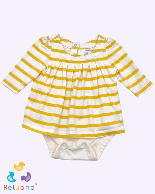 Body en vestido color crema con rayas amarillas, Marca Baby Gap, Talla 0 a 3 meses.