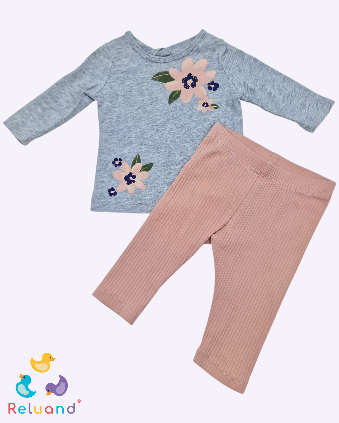 Conjunto blusa gris con flores rosa y pantalón rosa piel, Talla 3 meses.