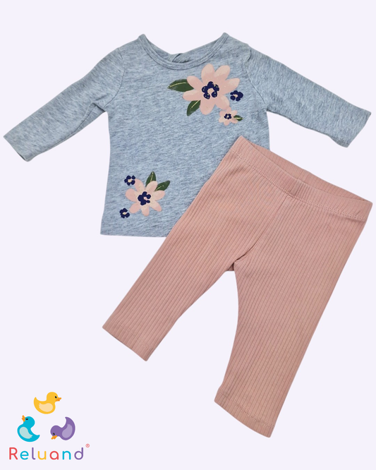 Conjunto blusa gris con flores rosa y pantalón rosa piel, Talla 3 meses.