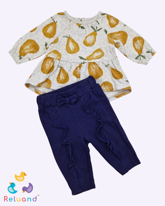 Conjunto blusa en bolero gris con peras, pantalón azul oscuro con moño en pretina, Talla 0 a 3 meses.