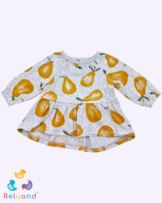 Conjunto blusa en bolero gris con peras, pantalón azul oscuro con moño en pretina, Talla 0 a 3 meses.