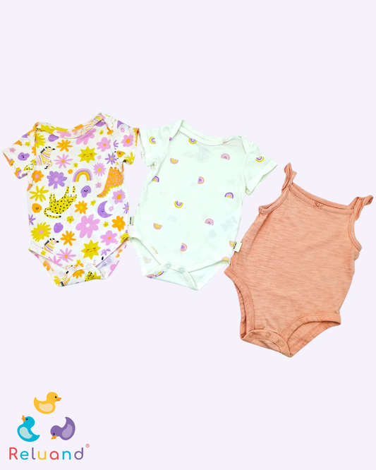 Set bodies X3: crema con arcoíris, rosa crema con tigres, lunas y flores, color durazno con moño en el cuello, Talla 0 a 3 meses.