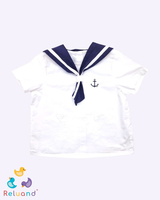 Blusa blanca con babero de marinero, y ancla estampada, marca Cozy Pixies, talla 2 y 3T.