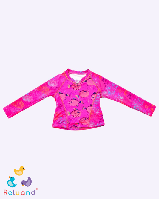 Buso de baño en color rosado con textura a puntos de colores pastel y estampado de peces, marca Offcorss y talla 24 meses.