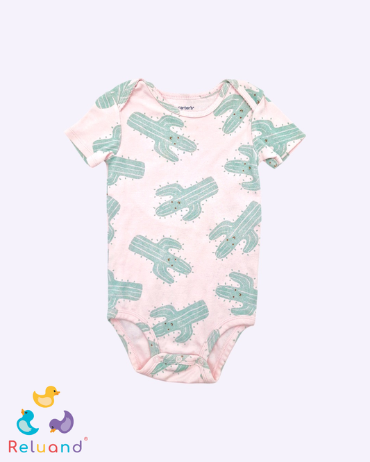 Conjunto jardinera en color lila marca Offcorss y blusa color rosado con cactus verdes marca Carter´s, talla 24 meses.