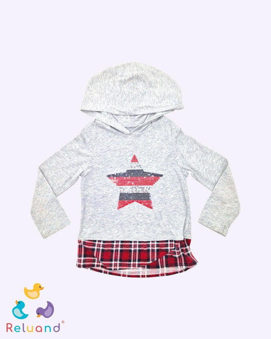 Saco en color gris con estrella de lentejuelas plateadas, rojas y azul, marca Garanimals, talla 4T.