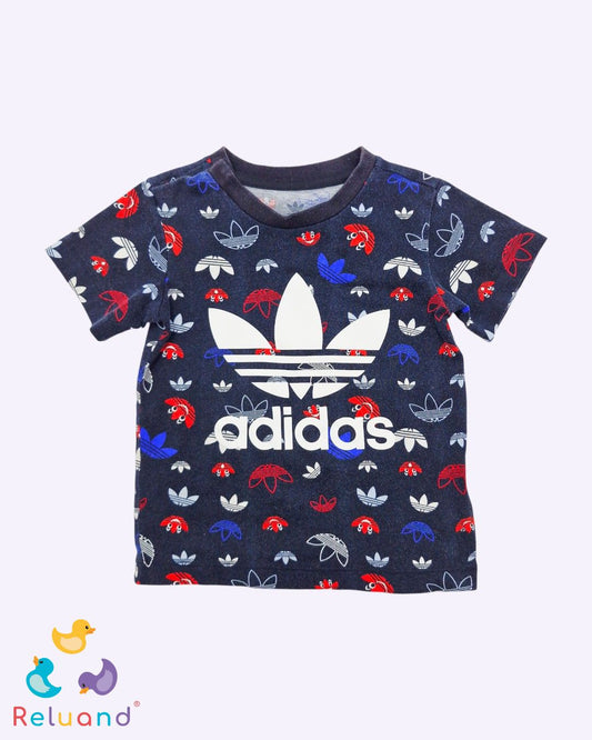 Camiseta negra con logos de la marca Adidas en colores, talla 12 a 18 meses.