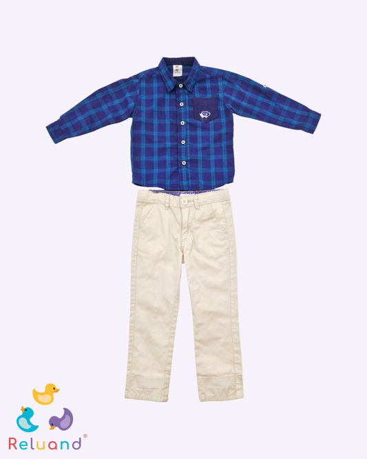 Conjunto camisa a rayas en colores azul oscuro y verde, marca Chipie y pantalón tipo dril en color beige claro marca Epk, talla 23 a 24 meses.