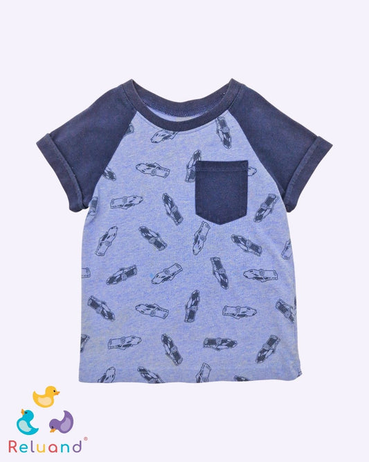 Camiseta azul con carros negros, marca Garanimals, talla 4T.