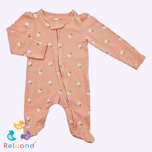 Pijama color salmón con margaritas minimalistas, manga larga y pies cubiertos, Marca Carter’s, Talla NB.