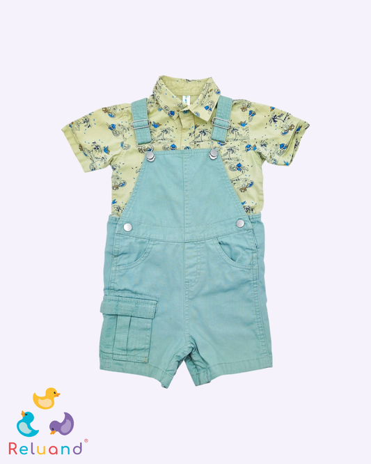Conjunto camisa color verde con grabados de playa, marca Bakanitos, overol en tela tipo dril en color verde pistacho, marca Wonder Nation, talla 18 a 24 meses.