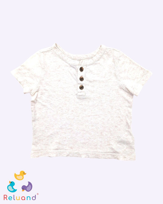 Camiseta color crema con botones café, marca Old Navy, talla 12 a 18 meses.