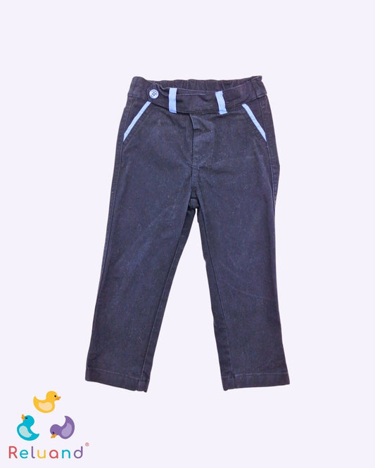 Pantalón negro con detalles en azul celeste de la marca Tomaticos, talla 36 meses.