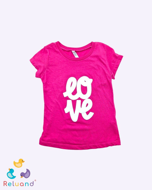 Blusa rosada con letras blancas, marca Peolpe, talla 4T.