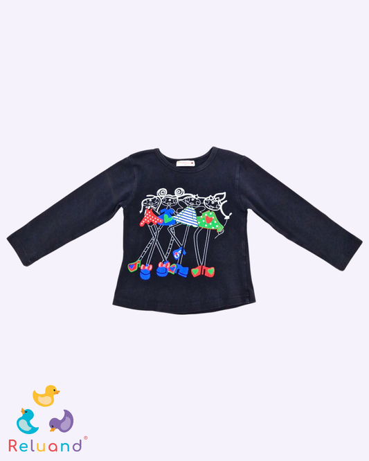 Conjunto de overol gris en short marca Polito y blusa en color negro con estampado de muñecas marca Happy, talla 24 meses.