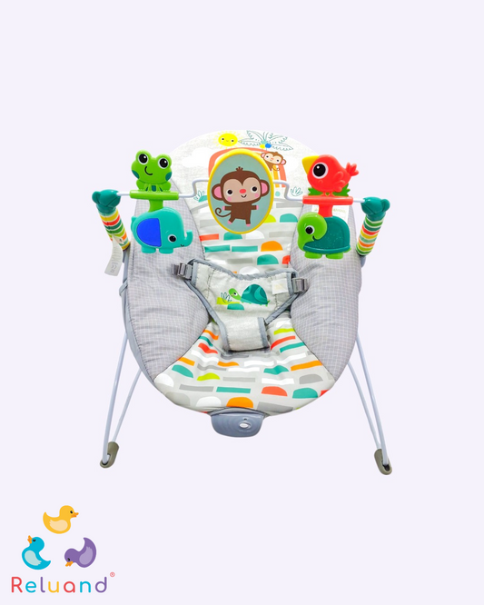 Silla vibradora y mecedora color gris con detalles en colores, incluye accesorios de estimulación, se muestra foto de referencia.