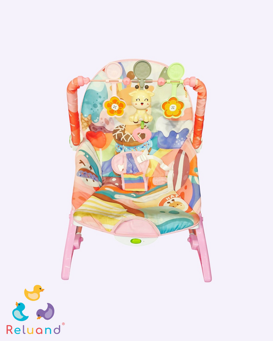 Silla mecedora color rosa con detalles en colores pastel y sublimado de jirafa, es musical y trae accesorios de estimulación.