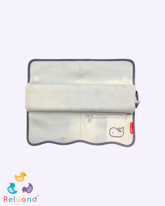 Codera color gris para la bañera del bebé, Marca Skip-Hop.