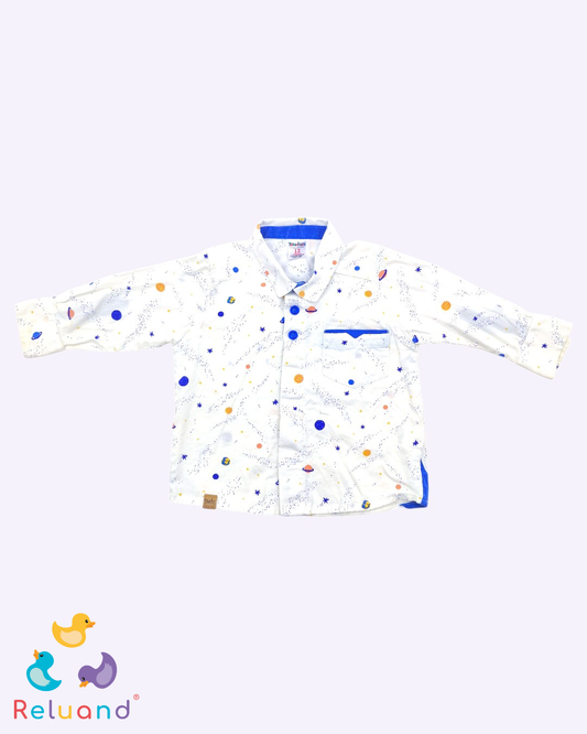 Camisa blanca con planetas, manga larga, Marca Tomaticos, Talla 12 meses.
