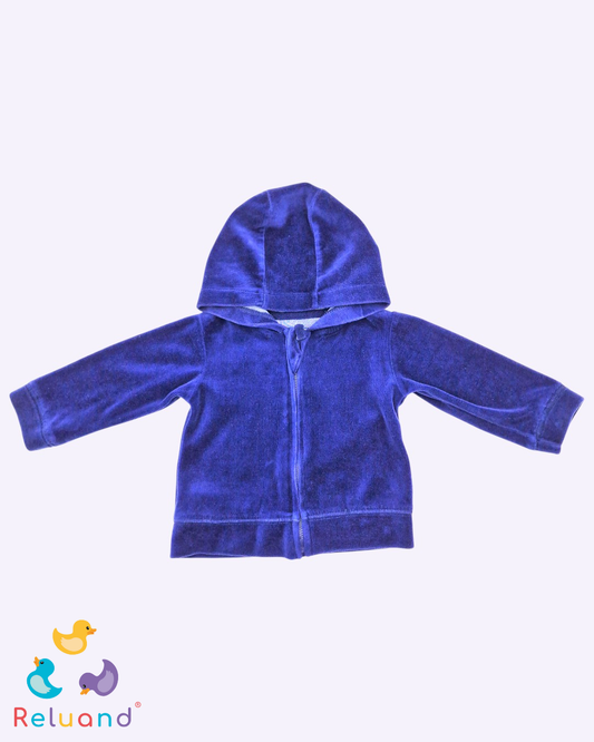Saco en gamuza color azul oscuro, con capota, Marca Baby Fresh, Talla 9 a 12 meses.