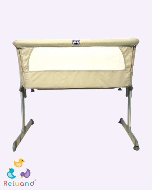 Cuna colecho color beige, completamente funcional y con toldillos, se gradúa su altura según la de la cama, Marca Chicco.