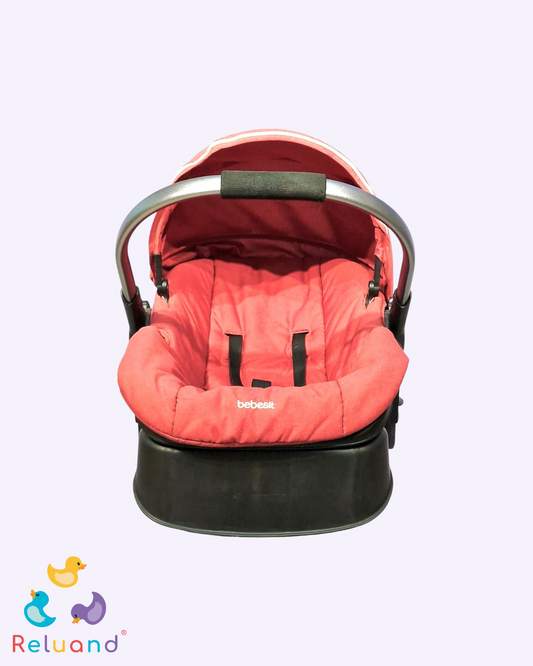 Porta bebé o silla de carro en color rojo y negro, completamente funcional, Marca Bebesit.