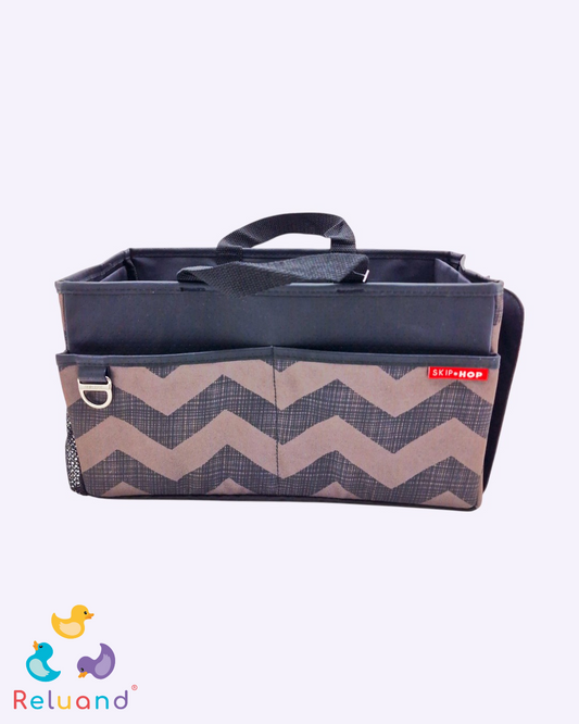 Organizador para coche Marca Skip-Hop en color café, completamente funcional.