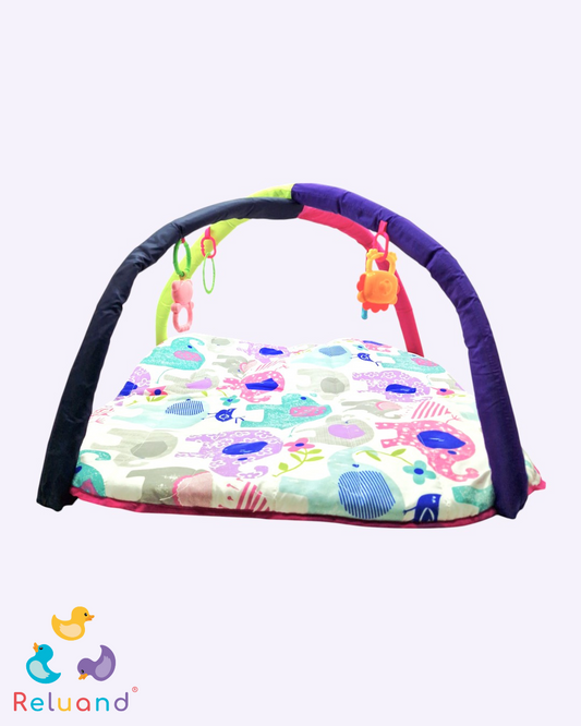 Gimnasio tapete para bebé estimulante en color blanco con elefantes y accesorios.