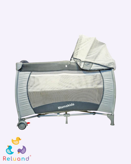 Corral gris con toldillo y accesorios, completamente funcional y su bolsillo lateral igual, Marca Mamakids.